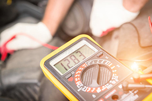 用万用表怎样测量汽车电压的方法？