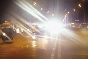 雨天跟车为什么不能用远光灯？害人害己！
