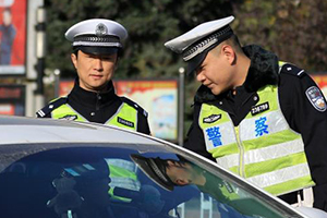 美国警察为什么要摸车尾灯