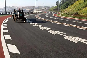 两边有齿的道路标线