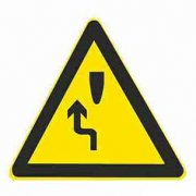 禁止左侧绕行标志图片_前方道路有障碍物车辆左侧绕行含义