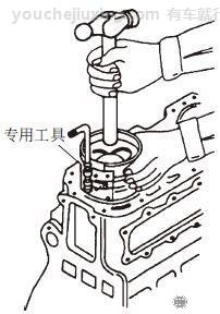 按上述方法顺序装上各缸活塞连杆组