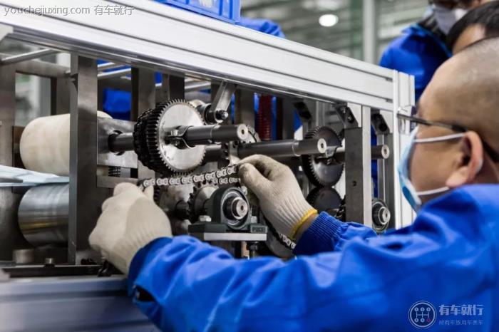 工程师正在安装、调试“五菱牌”口罩机