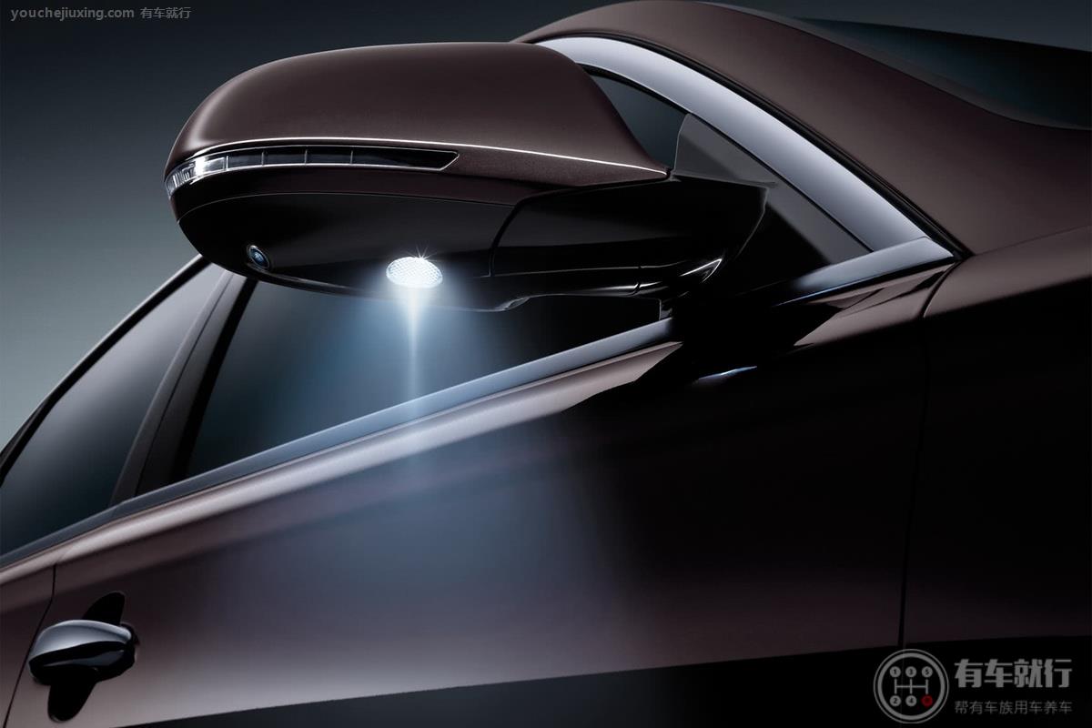 该车有绚丽的照地灯