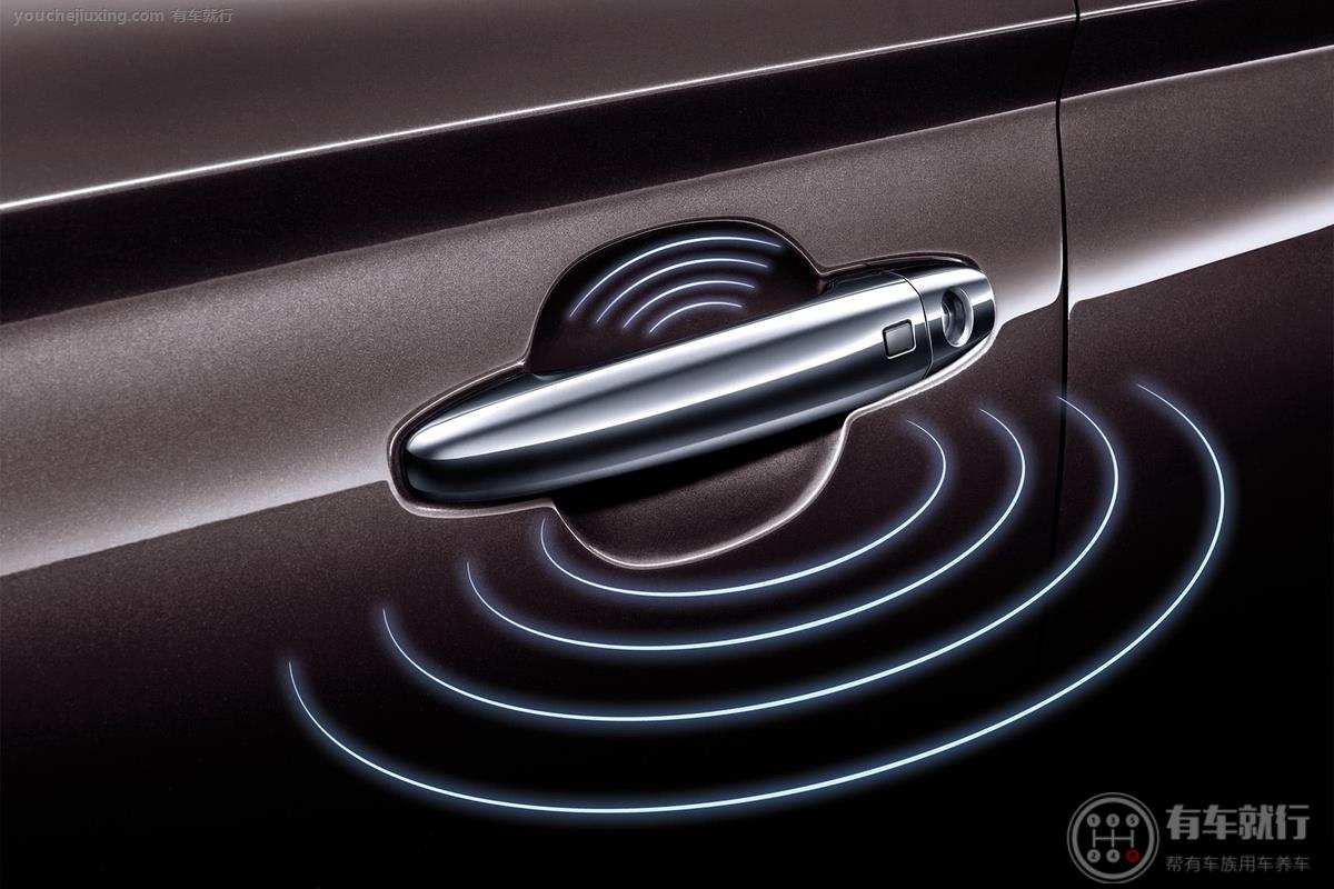 该车有一键电子锁车无钥匙进入