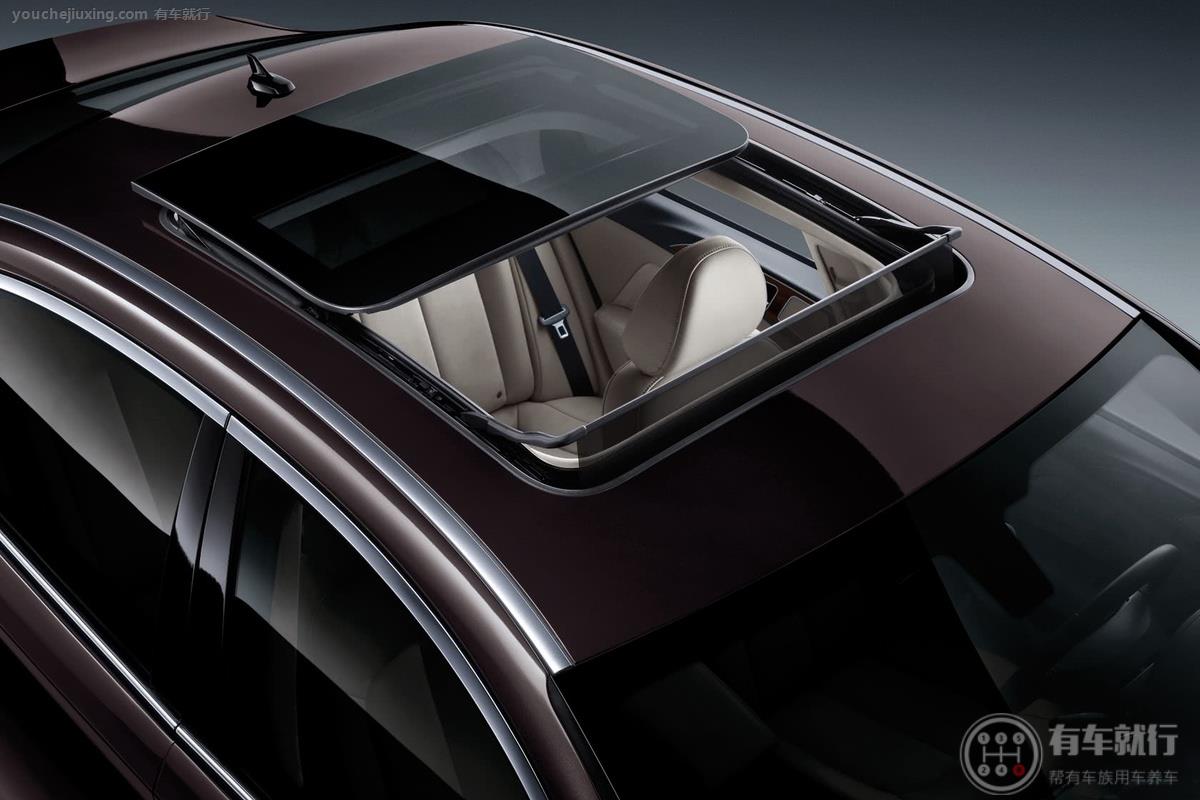 该车有全景电动天窗