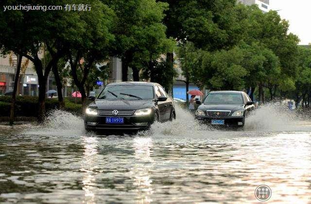 4个小秘诀，暴雨季防泡水绝招，汽车万一涉水该怎么快速理赔技巧