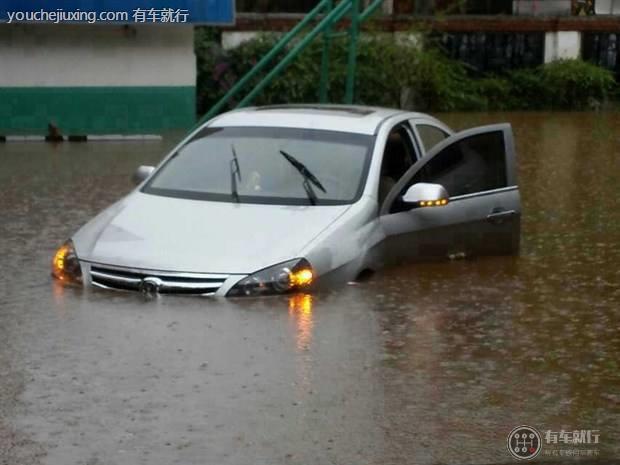 4个小秘诀，暴雨季防泡水绝招，汽车万一涉水该怎么快速理赔技巧