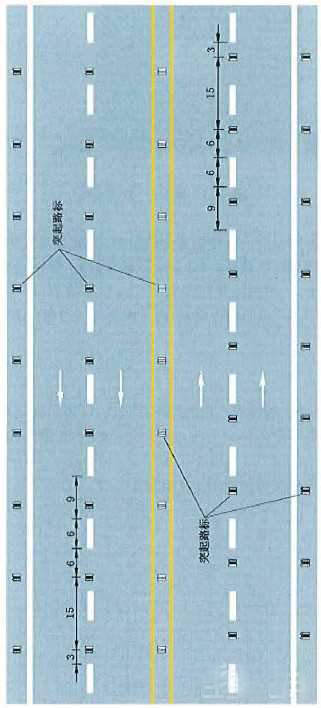 突起路标与标线配合设置示例