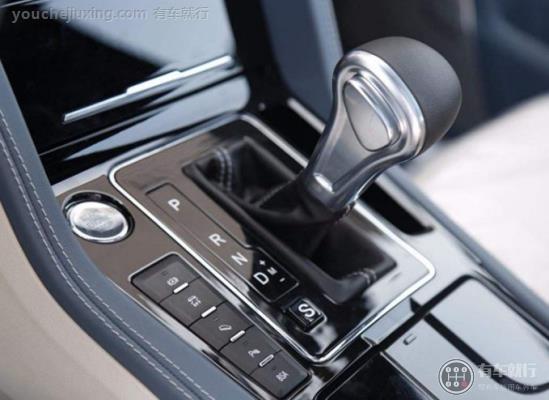 自动挡车型等红绿灯的时候最好是挂n档拉手刹