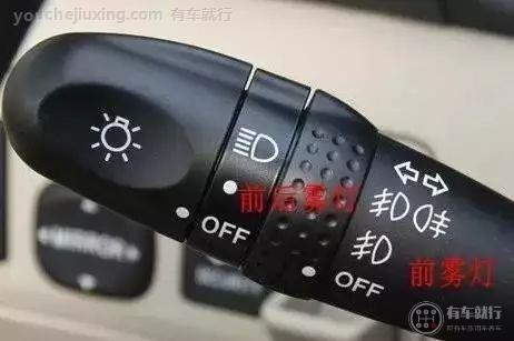 大雨行车应该开近光+前雾灯