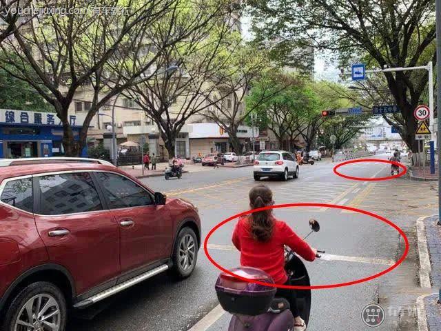 如何通过信号灯路口的停止线？