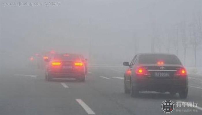 为什么汽车在雨天行驶中不能开双闪