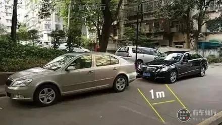 当轿车车头边缘与前车保险杠上缘重合与前车的距离大概是1米