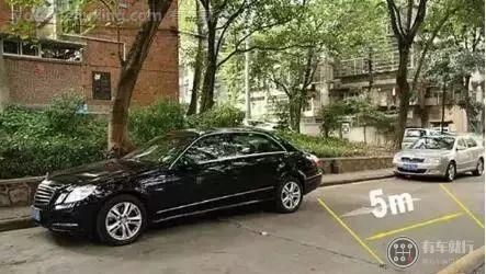 后车发动机盖以下完全遮蔽此时离后车距离大概为5m