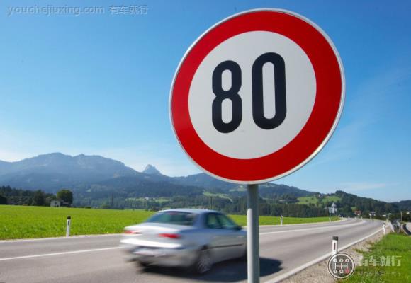 同方向有2条车道的,左侧车道的最低车速为每小时100公里;同方向有3条