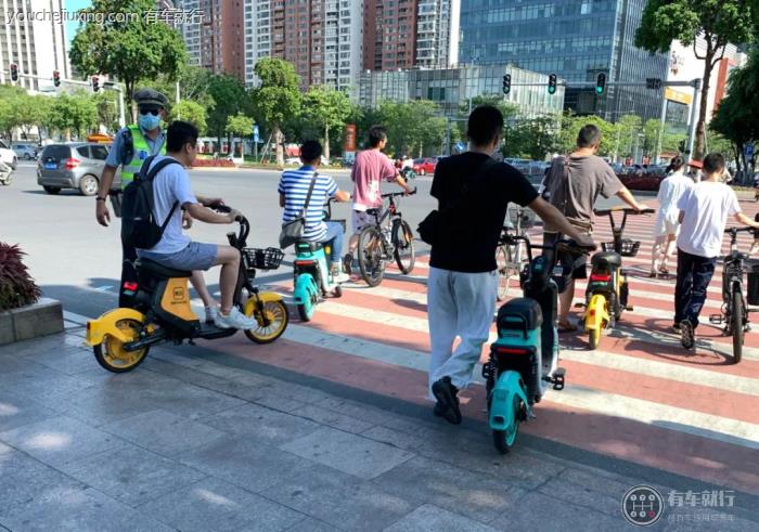 骑自行车或电动自行车在路段上横过机动车道时应当下车推行