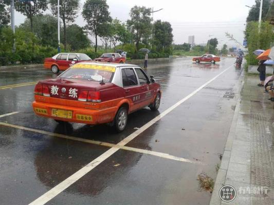 科三靠边停车的距离应该是多少