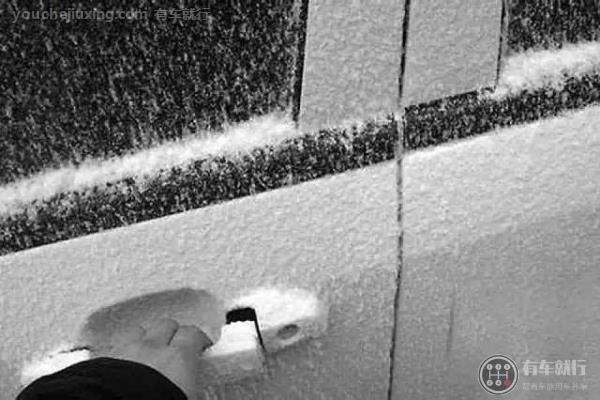 冬天车门被冻住怎么办