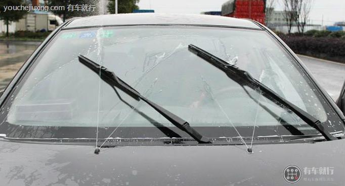 汽车雨刮器刮玻璃很响怎么解决