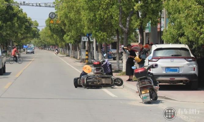 电动车避让未接触摔倒