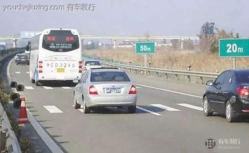 白色长方形车距确认线