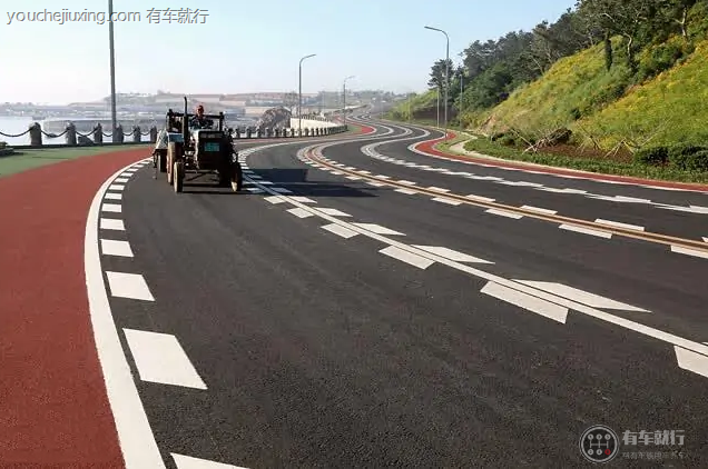两边有齿的道路标线