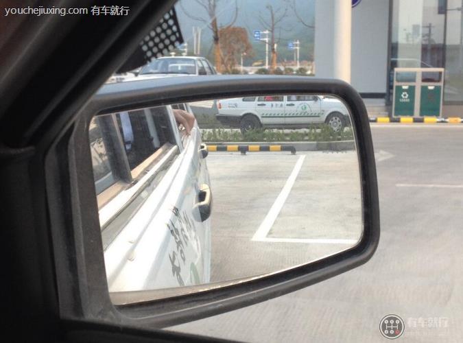 科二右后视镜调到什么位置