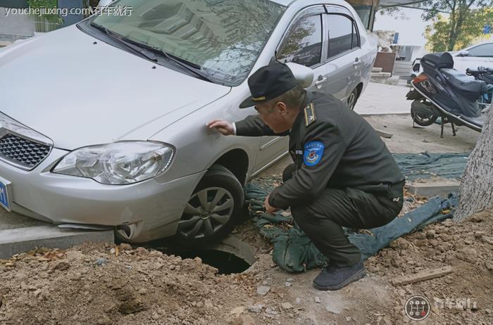 车轮掉进井盖怎么办