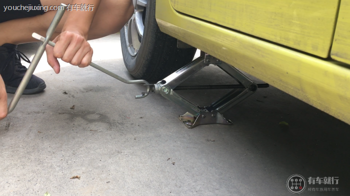 换备胎千斤顶应该顶在哪里 小汽车换胎千斤顶顶哪个位置