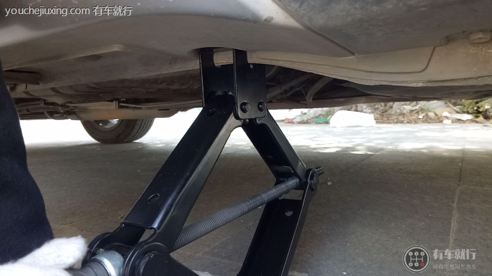 车子换胎千斤顶顶哪里