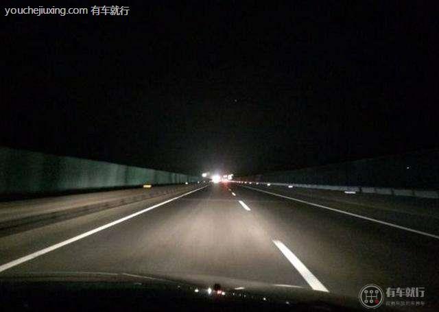 灯光照射距离由近变远时可判断为