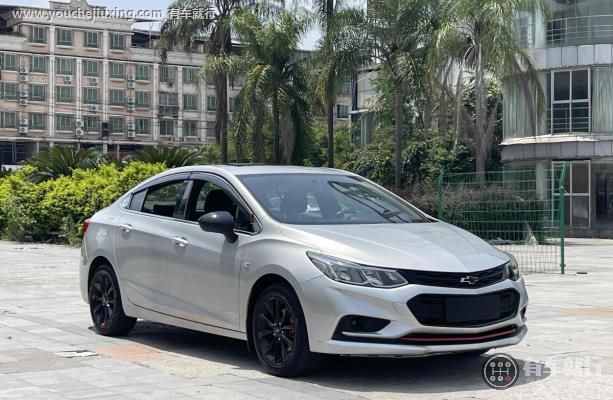 科鲁兹变速箱油尺在什么位置？
